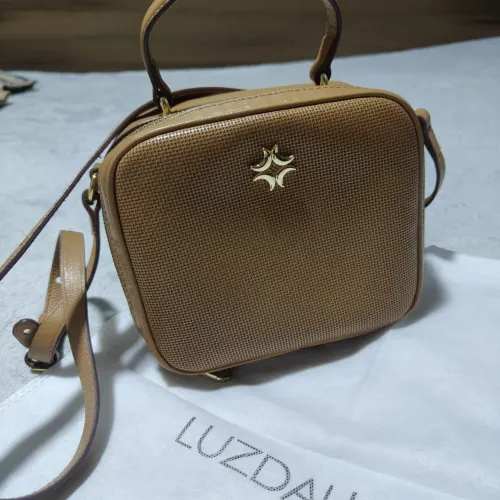 Bolsa luz da lua em couro, usada apenas uma vez.