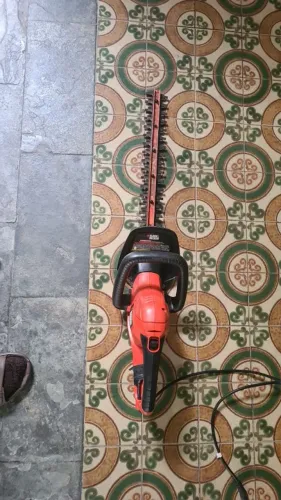 Aparador cerca viva , arbustos, jardibagem marca Black Decker (Usado em ótimo estado