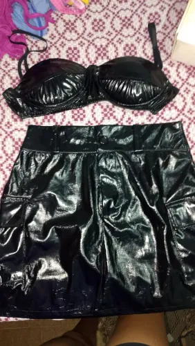 Conjunto feminino de couro preto