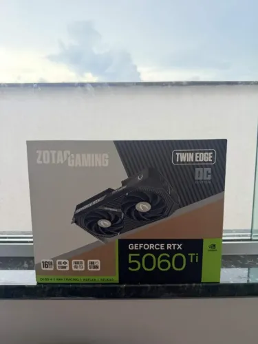 GPU NV RTX5060TI 16GB TWIN EDGE OC GDDR7 128BITS ZOTAC ZT-B50620H-10M NOVO LACRADO