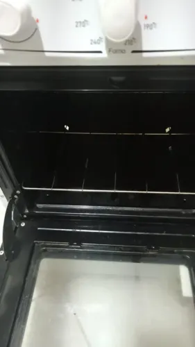 Fogão de 4 bocas   seme novo só pés q esta rececado devido está guardado