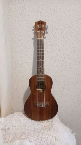 UKULELE SHELBY ELETRICO CONSERVADO ( AFINADOR ) Chamar pra negociar