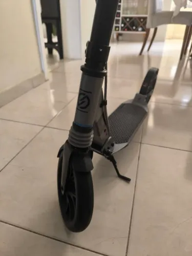 Patinete impecável