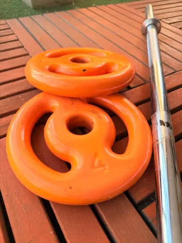 Kit Musculação Barra Maciça com Anilhas
