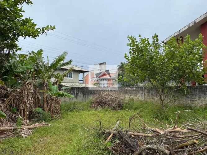 TERRENO COM ACESSO POR DUAS RUAS 450 m², A 800 METROS DO MAR!