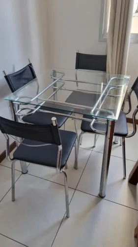 Mesa com quatro cadeiras