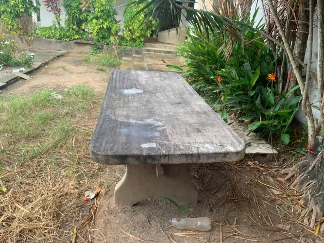 Mesa de madeira maciça