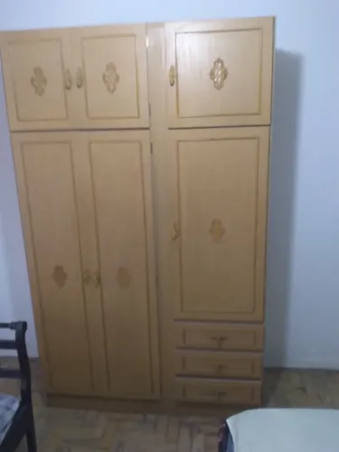 Armário dúplex com duas camas.