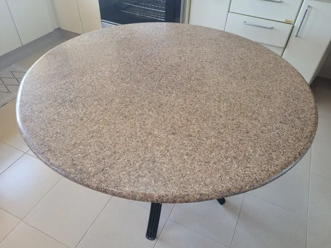Mesa redonda de granito