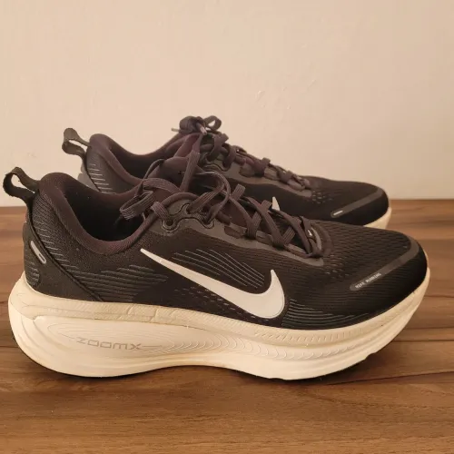 Tênis de corrida Nike Vomero 18