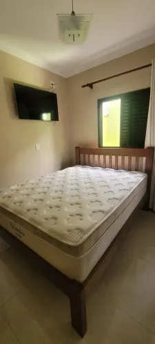 Cama Madeira com Colchão Queen - Oportunidade