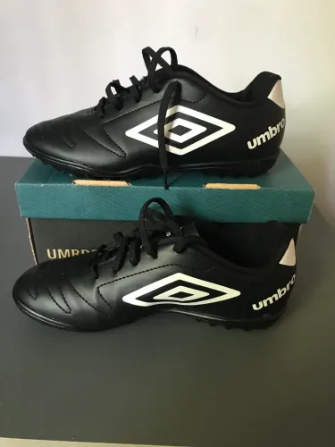 Vende- se chuteira umbro socyte