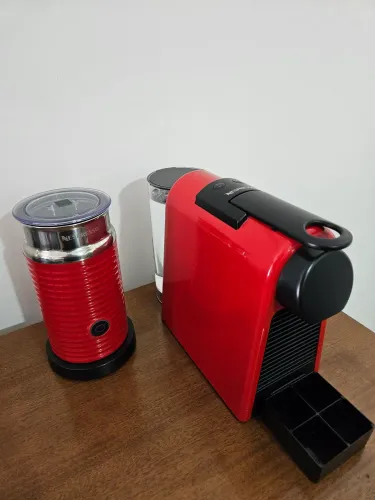 Máquina de Café Nespresso Essenza Mini Vermelha + Aeroccino Espumador