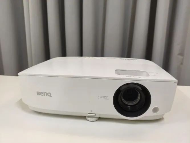 Projetor BENQ de 4.000 Ansi Lúmens Profissional WXGA + 2X HDMI Brilho de Alto Impacto