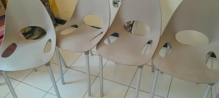 Vende-se 4 cadeiras de plasticos