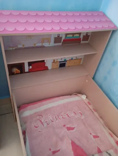 Cama infantil e cômoda
