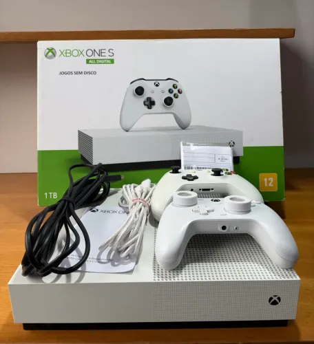 Xbox One S All Digital 1TB + 2 Controles (GameSir G7 SE) + NOTA FISCAL
