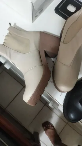 Bota claro salto grosso médio 