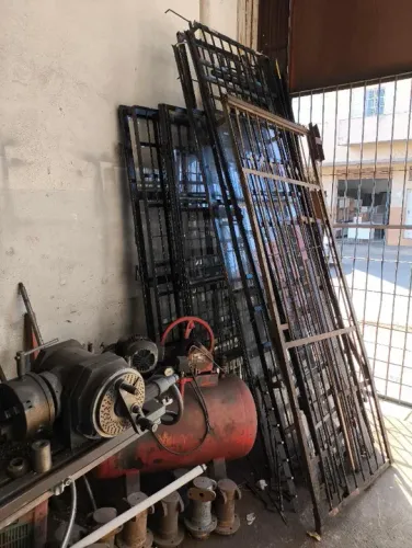 Porta,grade reforçada com vidro.
