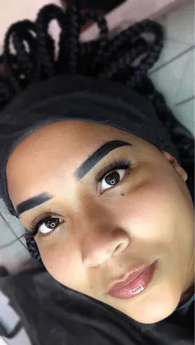 Sobrancelhas Henna e Cílios Postiços
