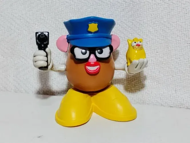 boneco senhor batata caracterizado como policial