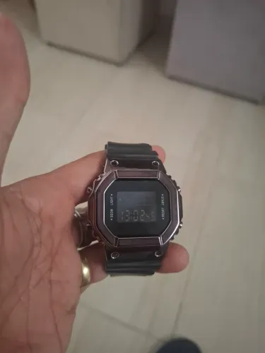 Relógio digital esportivo novo por 50 reais.