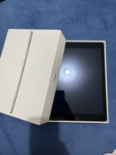 iPad 5ª Geração - 128 GB - Tela Perfeita com caixa
