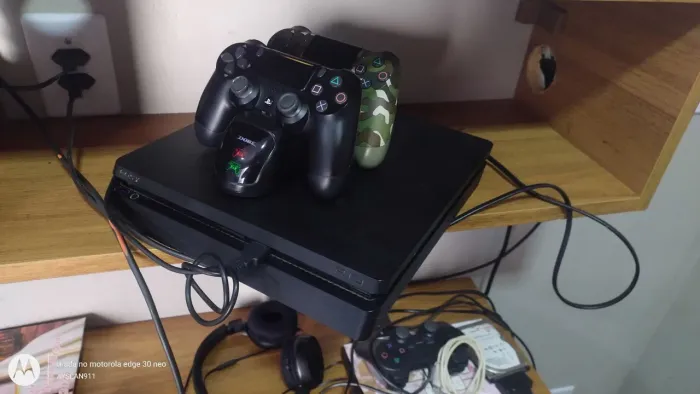 PS4 slim 1 TB com dois controles 