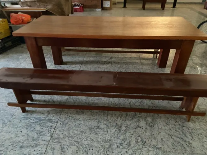 Mesa de madeira maciça com banco