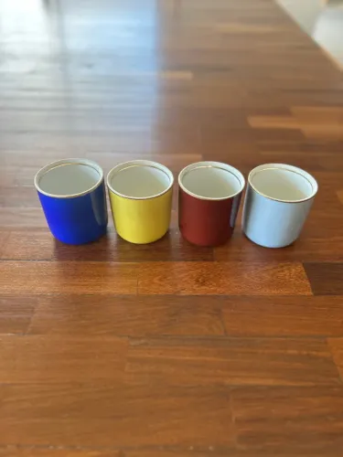 Conjunto com 4 copinhos coloridos porcelana Mauá - vintage