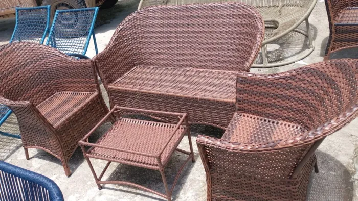 Conjunto de sofá e poltronas de vime