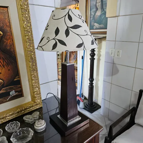 Abajur de Mesa em Madeira - Estilo Moderno