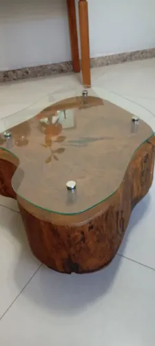 Mesa de centro rústica com tampo de vidro