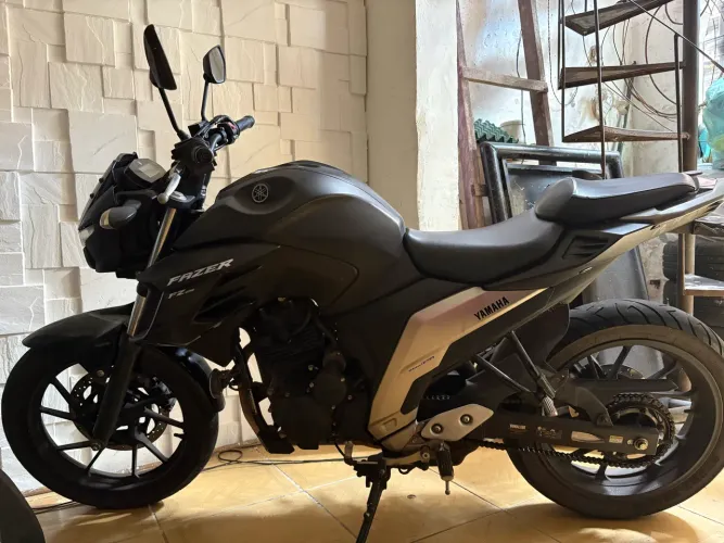 Moto Fz25