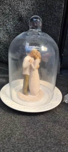 Escultura de Casal Sob Cúpula de Vidro (decoração ou topo de bolo)