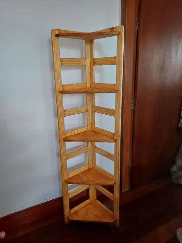 Estante de canto em madeira maciça 
