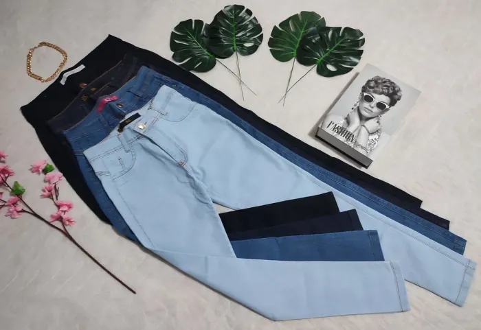 Calça Jeans Feminina Skinny com Lycra e cintura alta.