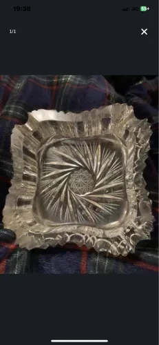 Cinzeiro de cristal  finamente lapidado.