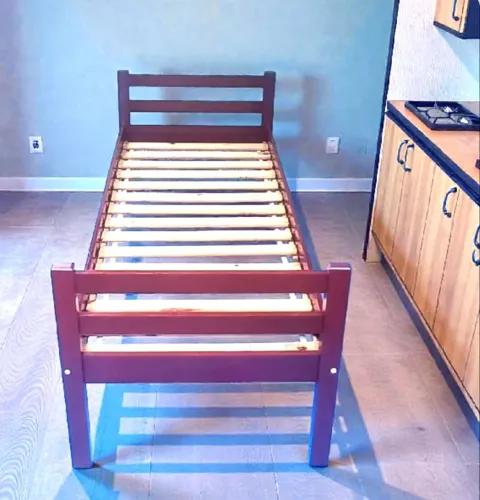 Vendo Ótima cama de Madeira Maciça Mogno .