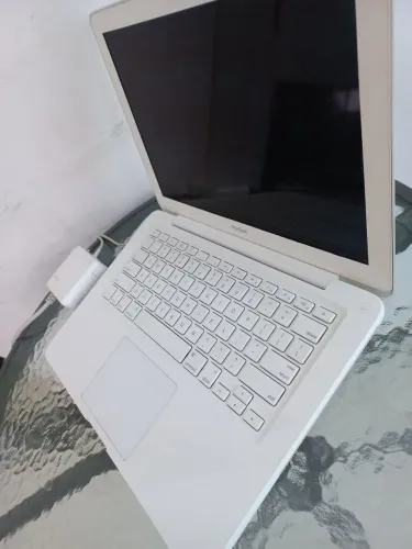 macbook white 2010