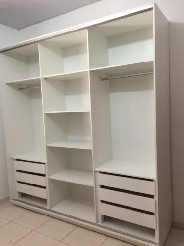 Guarda-Roupa Branco com Gavetas e Prateleiras