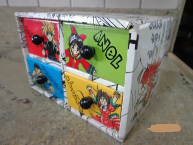gaveteiro porta jóias papelão com 4 gavetas e estampa de mangá