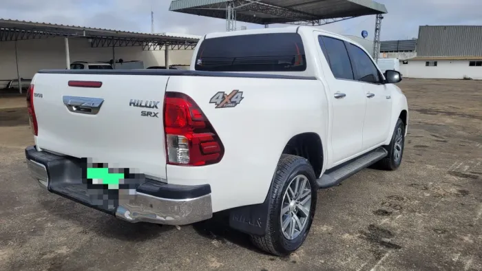 Vendo uma linda Hilux srx ano 16.17 carro todo revisado 