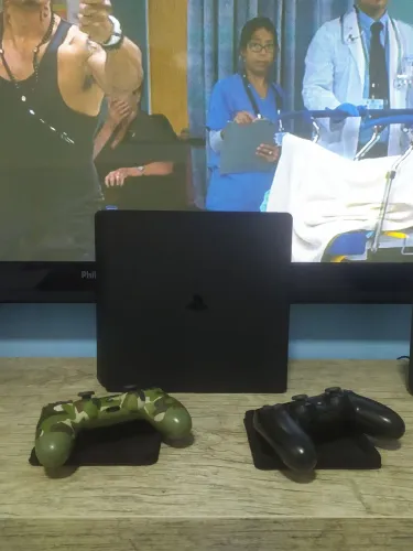 Ps4 Slim com dois controles originais