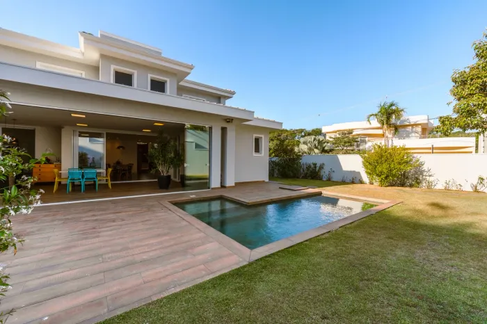 Casa com quintal e piscina à venda em condomínio clube fechado Swiss Park, Campinas.