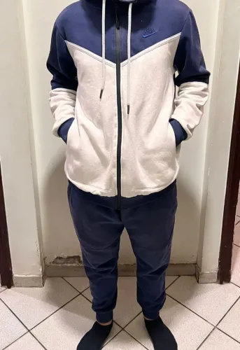 Conjunto NIKE de frio , com capuz.