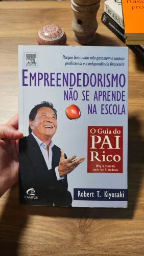 Empreendedorismo Não se Aprende na Escola - O Guia do Pai Rico, de Robert T. Kiyosaki. 