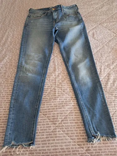Calça Jeans feminina ZARA. SKINNY. Azul com Barra Desfiada