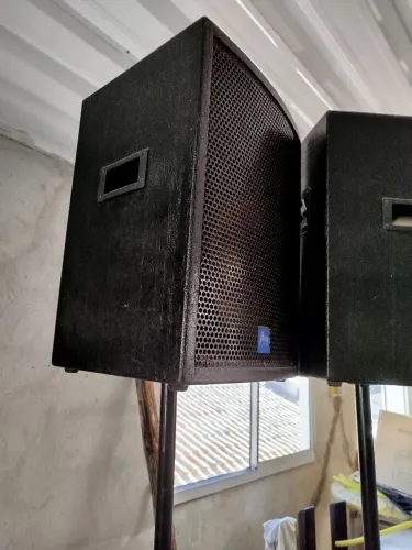 Caixa de som com pedestal