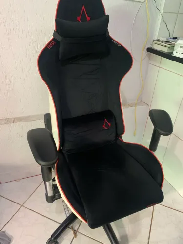 CADEIRA GAMER PICHAU OMEGA S ASSASSINS CREED LEGACY, BRACO 4D, PRETO E VERMELHO